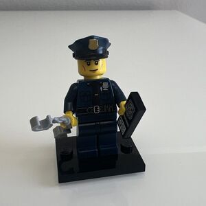 LEGO Series 9 Collectible Minifigures 71000 - Policeman col134